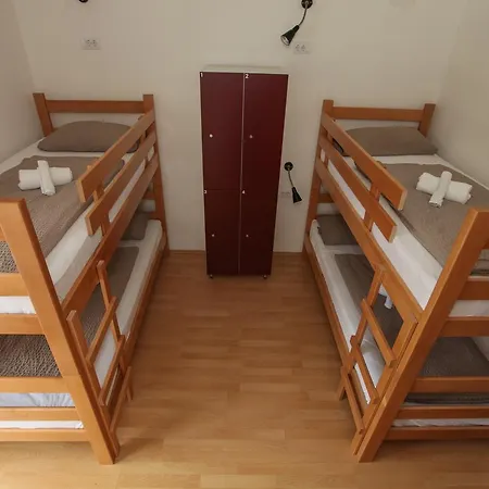 Hostel The Red Door *