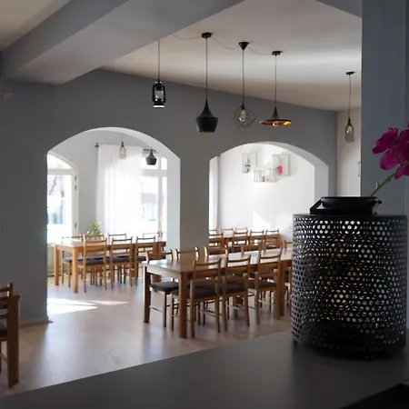 Hostel The Red Door *