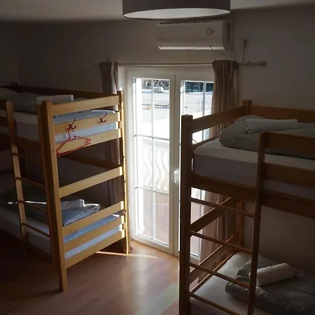 Hostel The Red Door *