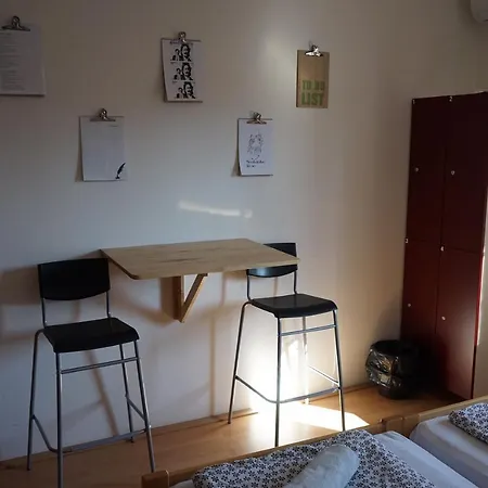 Hostel The Red Door *