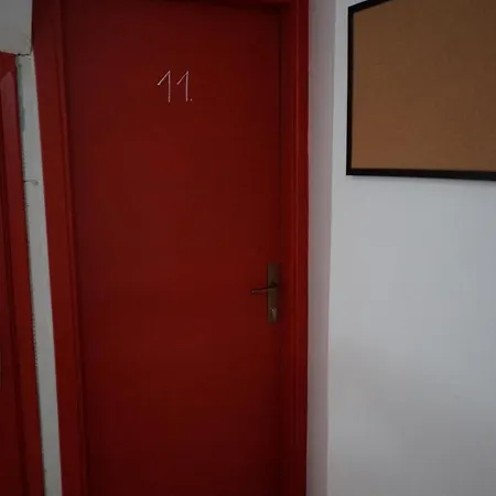Hostel The Red Door *