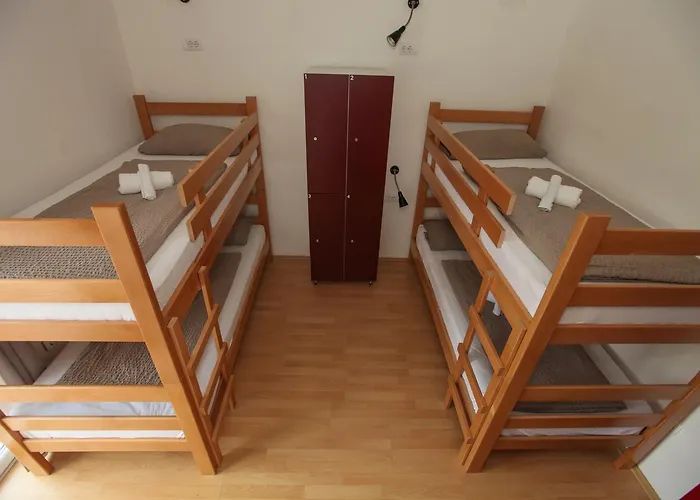 Hostel The Red Door *