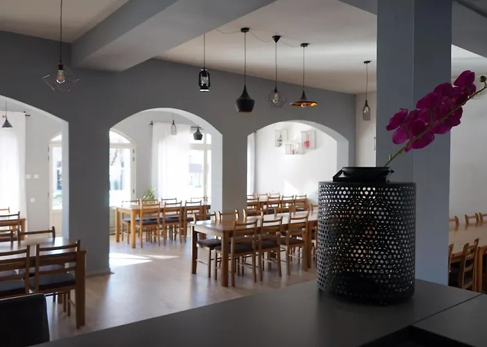 Hostel The Red Door *