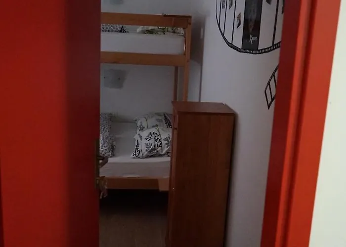 Hostel The Red Door *