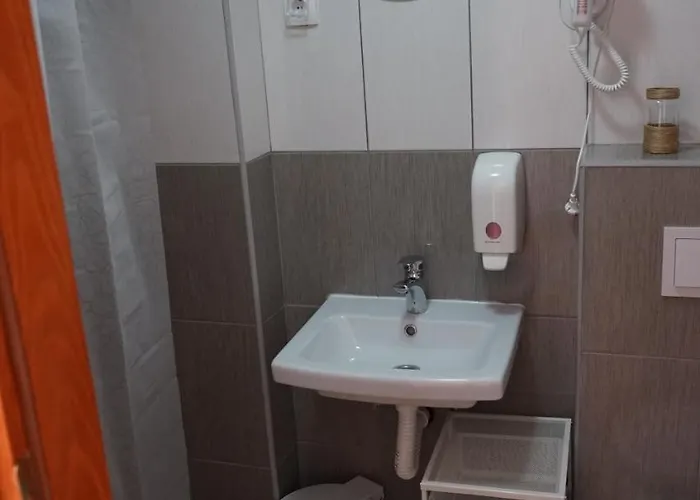 Hostel The Red Door *