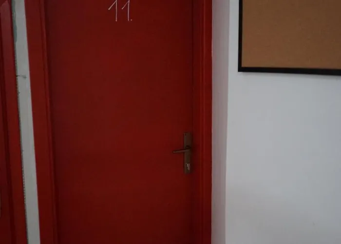 Hostel The Red Door *