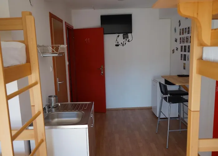 Hostel The Red Door *